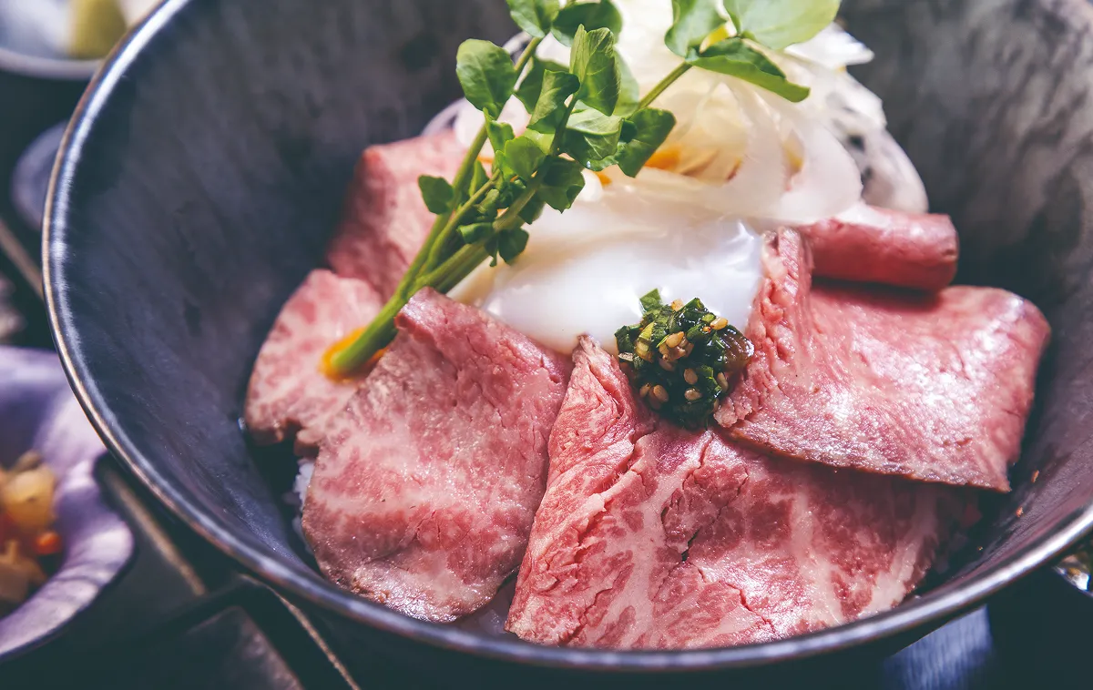 薄片牛肉和溫泉雞蛋的蓋飯