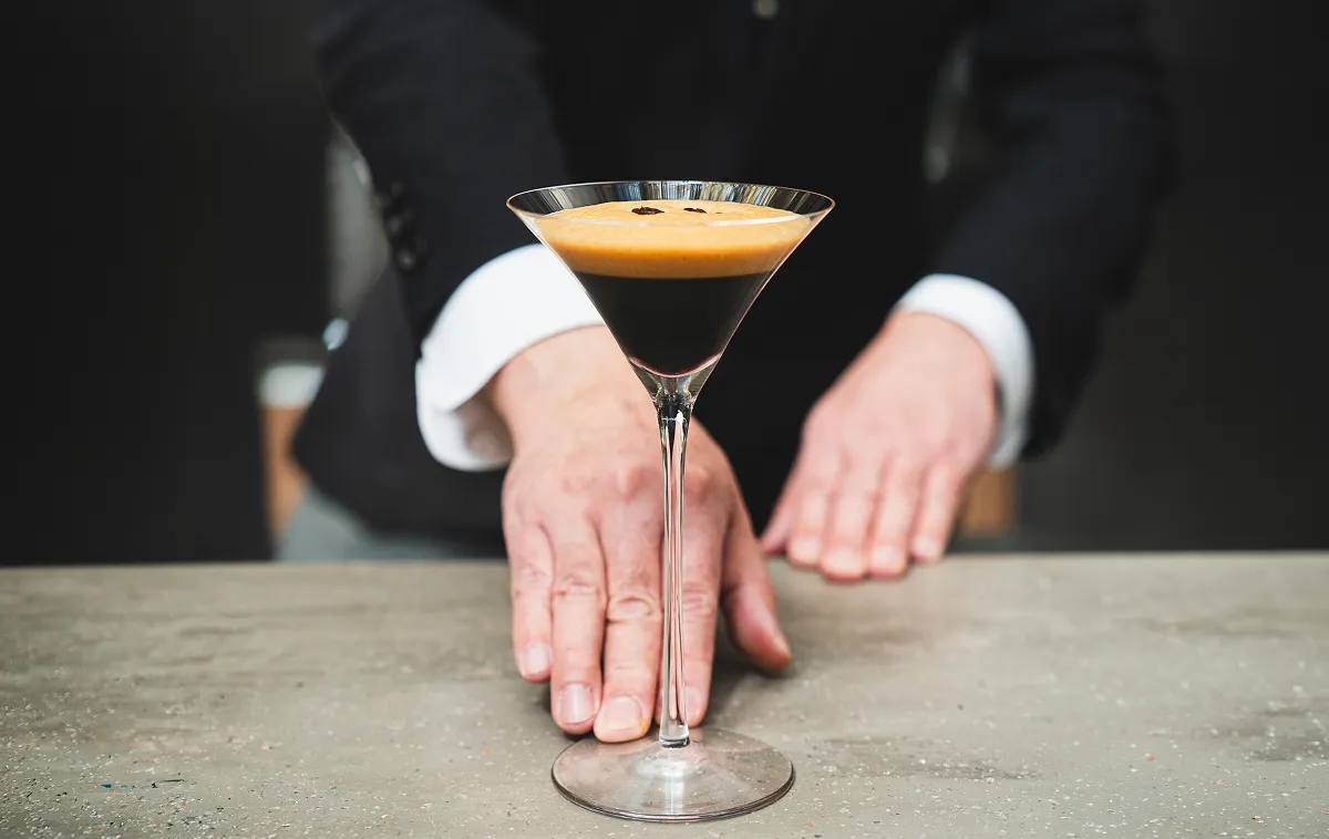 Ocean45 LOUNGE & BAR調酒師提供Espresso Martini的情景