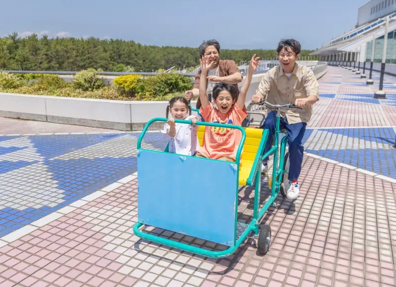 享受家庭單車的家庭