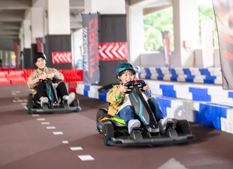 在SEAGAIA 賽車場享受電動卡丁車樂趣的親子