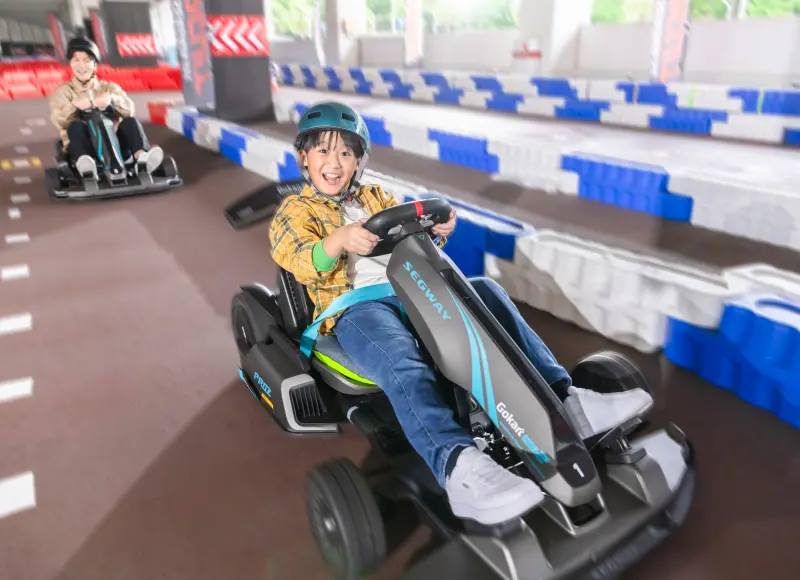 在SEAGAIA 賽車場享受電動卡丁車樂趣的孩子