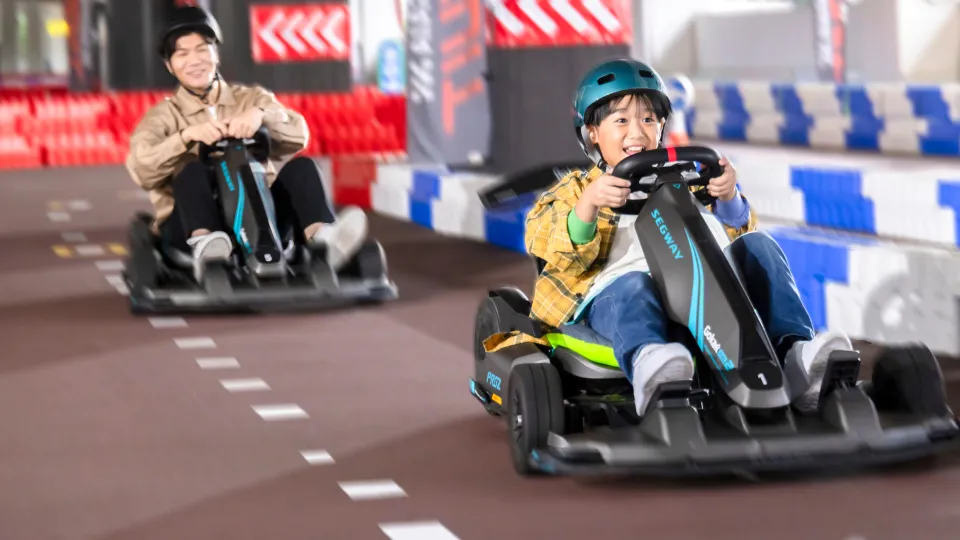 在SEAGAIA 賽車場享受卡丁車樂趣的親子
