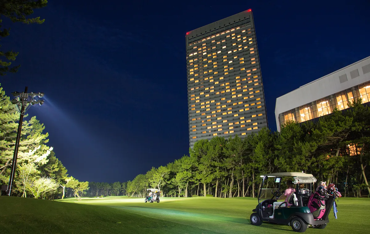 高爾夫球場、球車與飯店的夜景