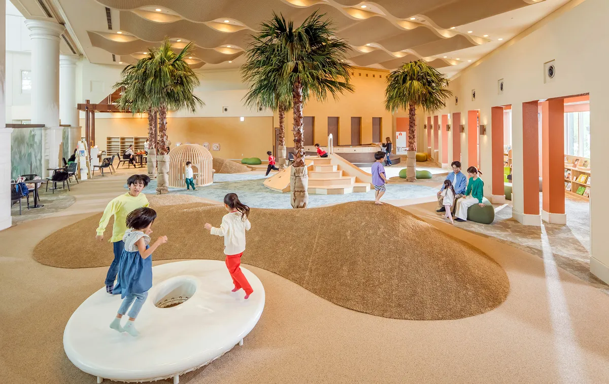 在室內親子樂園「KIDS OASIS」廣場玩耍的孩子們