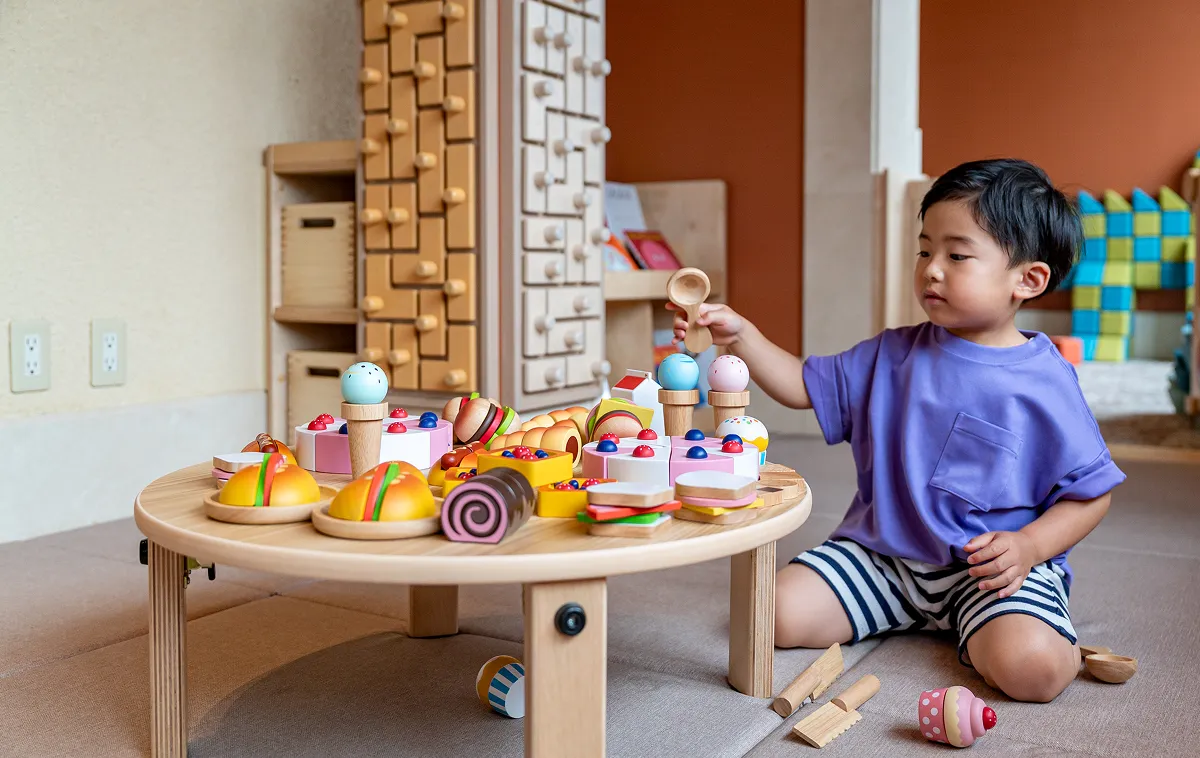 在KIDS OASIS玩木製玩具的幼兒