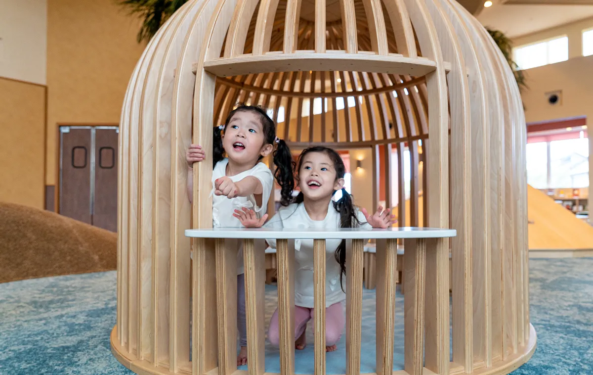在KIDS OASIS的圓頂型遊具中玩耍的孩子們