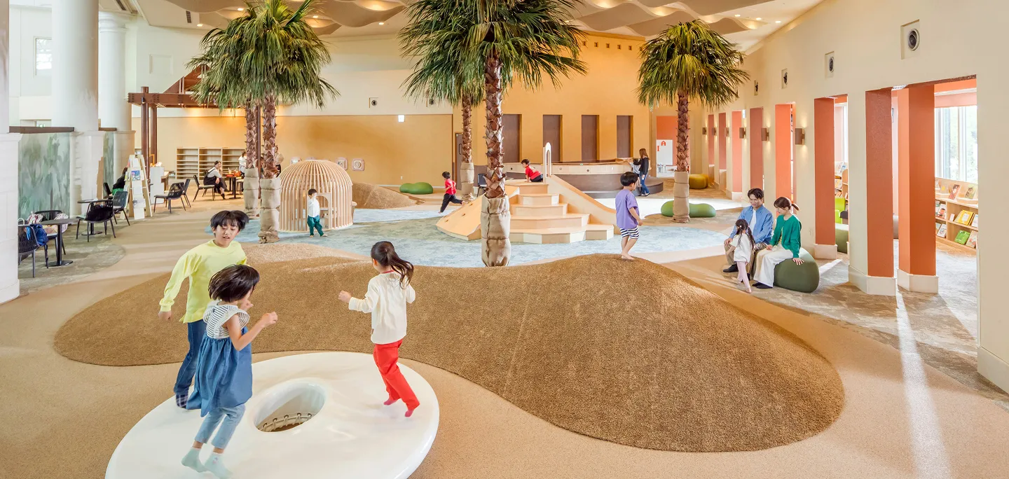 在室內親子樂園「KIDS OASIS」玩耍的孩子們