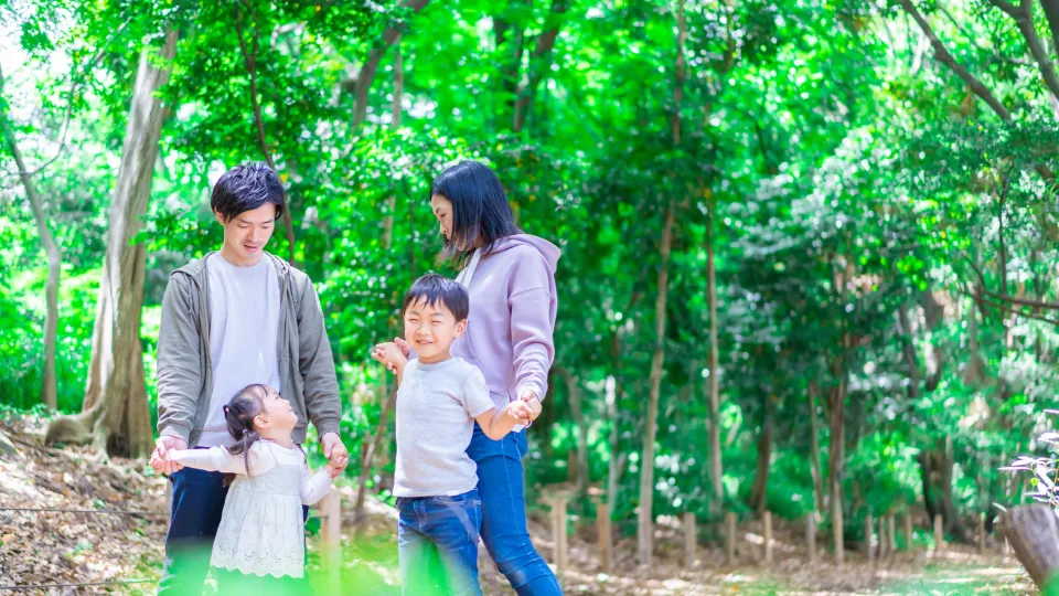 在森林中快樂漫步的家庭