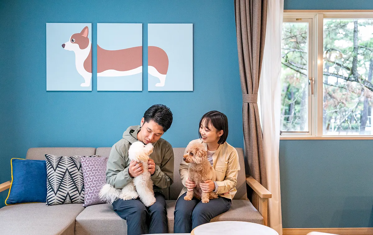 在狗狗友好房間放鬆的2人和愛犬